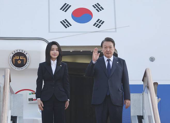 윤석열 대통령과 김건희 여사가 11일 오전 아세안(ASEAN·동남아국가연합) 관련 정상회의 및 주요20개국(G20) 정상회의 등 다자회의 참석을 위해 성남 서울공항에서 공군 1호기에 탑승해 인사하고 있다 (사진=연합뉴스)