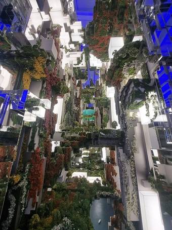 사우디 리야드 소재 네옴시티 ‘더 라인’ 전시관에 설치된 더 라인 모형도. /사우디아라비아 공동 취재단 제공