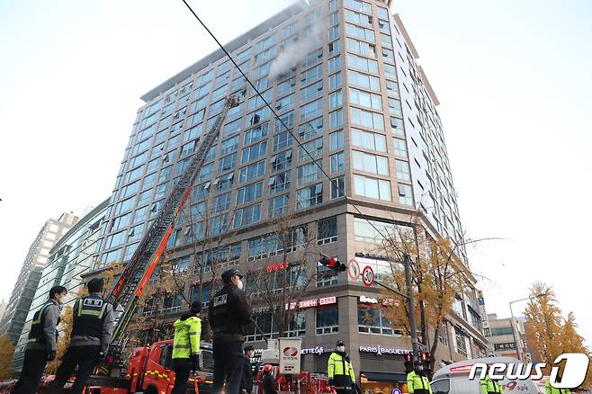 소방대원들이 스카이렉스 아파트에서 난 불을 끄고 있다.  2022.11.11/뉴스1 ⓒ News1 황기선 기자