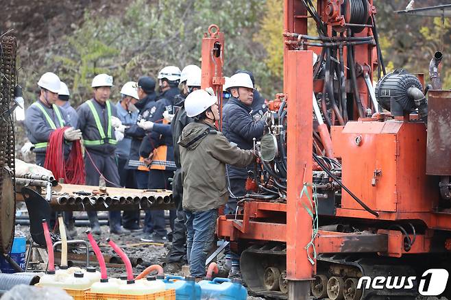 3일 오전 경북 봉화군 아연광산 매몰 사고 현장에서 한국광해광업공단 등 구조반 관계자들이 천공기를 이용해 확보한 지하 170m 지점에 내시경을 넣어 고립 작업자들의 생존 여부를 확인하고 있다. 2022.11.3/뉴스1 ⓒ News1 공정식 기자