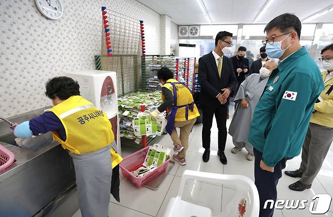 이기일 보건복지부 제1차관이 3일 오전 충남 공주에 위치한 노인일자리 수행기관 '공주시니어클럽'을 방문, 현장을 살펴보고 있다. (보건복지부 제공) 2022.11.3/뉴스1