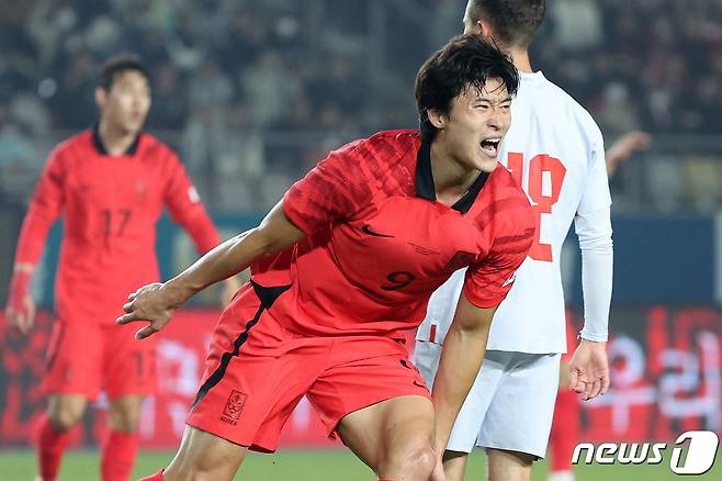 조규성이 11일 오후 경기 화성시 화성종합경기타운 주경기장에서 열린 축구 국가대표팀 친선전 대한민국과 아이슬란드의 경기 후반전에서 찬스를 놓치자 아쉬워하고 있다. 2022.11.11/뉴스1 ⓒ News1 이동해 기자