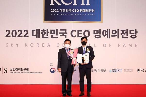 SR은 지난 10일 스위스그랜트호텔에서 열린 '2022 대한민국 CEO 명예의 전당'에서 정보보안 부문 대상을 수상했다.(사진 오른쪽= 박정우 SR 경영인재실장) ⓒSR