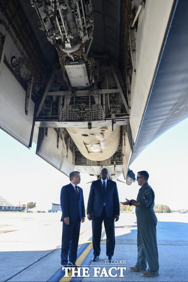 이종섭 국방장관과 로이드 오스틴 미국 국방장관이 B-1B 폭격기 아래서 이야기하고 있다./국방부