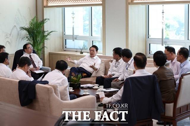 윤석열 대통령이 10일 '이태원 참사'와 관련한 정부 책임론이 제기되는 가운데 "막연하게 정부 책임이라고 하는 건 바람직하지 않다"고 참모들에게 말한 것으로 확인됐다. 지난달 17일 윤 대통령이 용산 대통령실 청사에서 수석비서관 회의를 주재하는 모습. /대통령실 제공