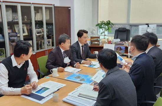 남한권 울릉군수는 지난10일 국회를 찾아 김병욱 국회의원에게 지역 현안 사업에 대해 건의하고, 내년도 예산 확보에 나섰다.