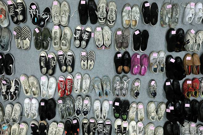 11월 2일 서울 원효로다목적체육관에 마련된 이태원 참사 유실물 보관소에 주인 잃은 신발이 놓여 있다. /뉴스1