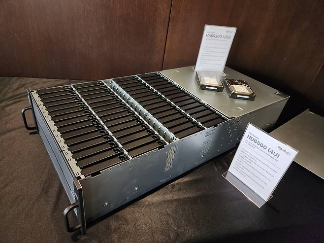 시놀로지의 기업용 대용량 SAS HDD. 연간 550TB(테라바이트) 작업 부하와 영구 쓰기 캐시 기술을 지원한다. /최지희 기자