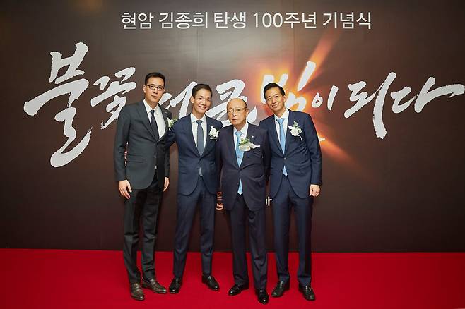 10일 서울 영등포구 63컨벤션센터에서 열린 '현암 김종희 회장 탄생 100주년 기념식'에서 김동선 한화호텔앤드리조트 전무(왼쪽부터), 김동원 한화생명 부사장, 김승연 한화그룹 회장, 김동관 한화솔루션 부회장이 기념 촬영하고 있다. /한화그룹 제공