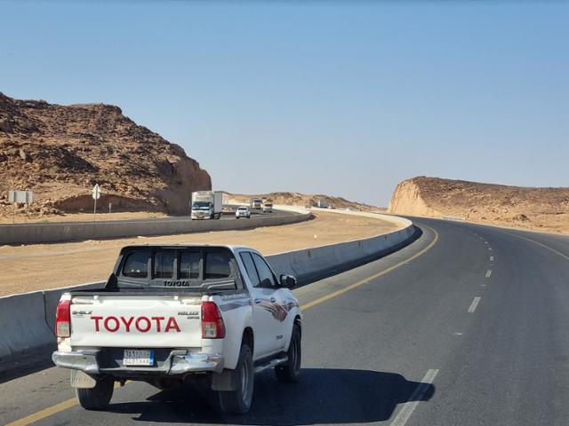 네옴으로 향하는 사우디아라비아 타북지구 내 8784도로에 차가 달리고 있다. 타북=공동취재단
