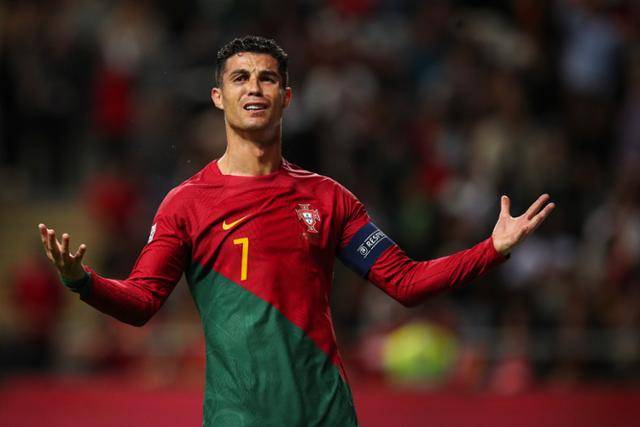 포르투갈 축구 국가대표 크리스티아누 호날두(37)가 27일(현지시간) 포르투갈 브라가 시립경기장에서 열린 2022-2023 유럽축구연맹(UEFA) 네이션스리그 리그 2조 6차전 스페인과의 경기에서 팀이 0-1로 패한 뒤 아쉬워하고 있다. 브라가=EPA 연합뉴스