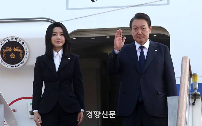 11일 성남 서울공항에서 윤석열 대통령과 김건희 여사가 캄보디아 프놈펜 출국을 위해 공군 1호기에 탑승하며 인사하고 있다. 대통령실사진기자단