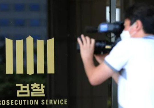 Journalists wait in front of the Seoul District Prosecutors’ Office in Seocho-dong, Seoul. Kim Chang-gil