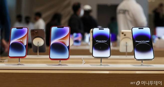 애플의 신작인 '아이폰14' 시리즈 14, 14 플러스, 14 Pro, 14 Pro Max가 공식 출시된 7일 서울 중구 명동 애플스토어를 찾은 고객들이 제품을 살펴보고 있다. /사진=김휘선 기자 hwijpg@