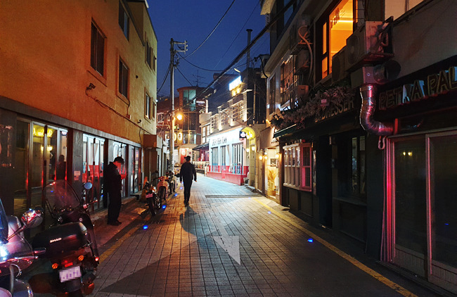 지난 10일 저녁 서울 용산구 녹사평역 인근에 자리한 매장의 상당수가 문을 닫고 인적마저 끊겨 한산한 모습을 보이고 있다.