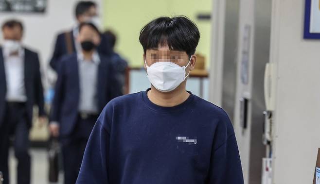 아동 성 착취물 공유 사이트 '웰컴투비디오' 운영자 손정우 씨가 지난 5월 12일 오후 서울 서초구 서초동 서울중앙지법에서 열린 범죄수익은닉 혐의로 1심 공판에 출석하고 있다. 연합뉴스