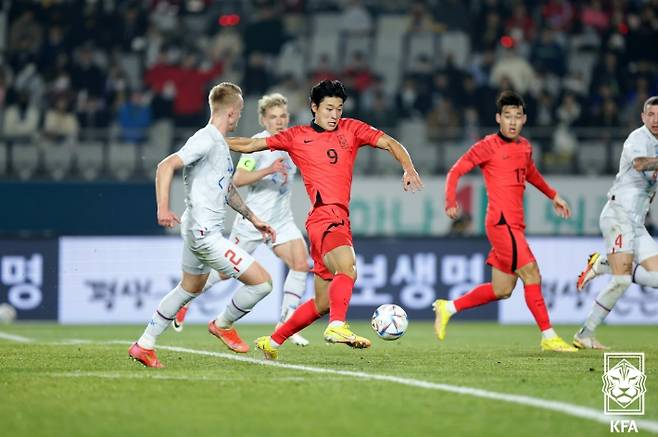 드리블을 시도하는 조규성(9번). 대한축구협회