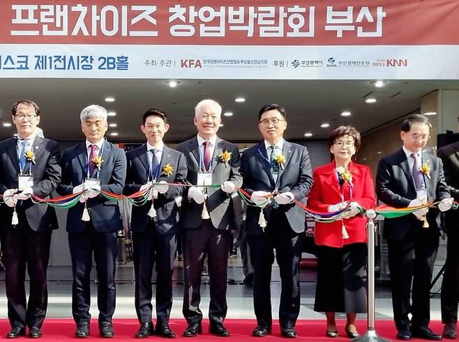 KFA 한국프랜차이즈 창업박람회 개막식 현장. (좌측3번째부터) 한국프랜차이즈산업협회 부산울산경남지회 남구만 회장, 한국프랜차이즈산업협회 정현식 회장, 한국농수산식품유통공사 김춘진 사장, 한국농수산식품유통공사 이영애 감사