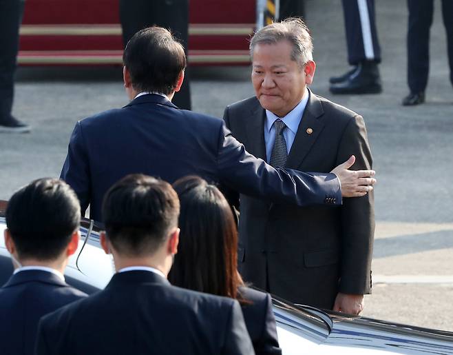 윤석열 대통령(왼쪽쪽)이 11일 오전 경기 성남 서울공항에서 아세안(ASEAN·동남아국가연합) 관련 및 주요 20개국(G20) 정상회의 등 다자회의 참석차 출국을 앞두고 이상민 행정안전부 장관과 인사를 나누고 있다. 성남=뉴스1