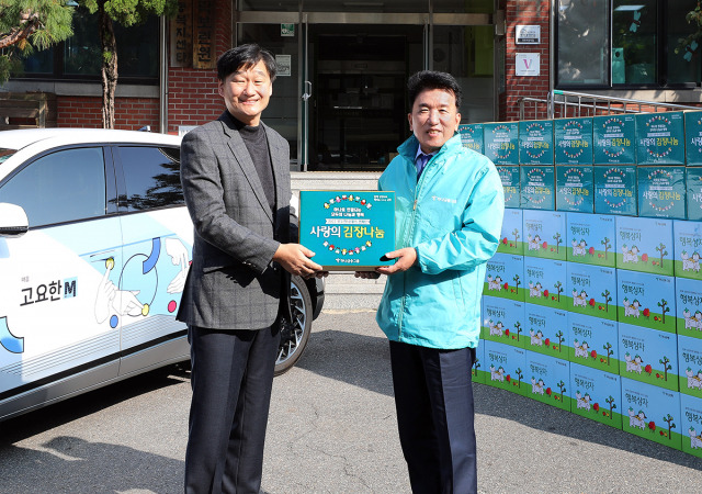 함영주(오른쪽) 하나금융그룹 회장이 11일 서울 용산구 영락보린원을 방문해 김병삼 영락보린원장에게 김장김치와 행복상자를 전달하고 있다. 이날 하나금융은 ‘2022 모두하나데이’를 맞아 관계사 최고경영자와 임직원들이 김장을 담가 사회복지기관 5곳에 전달했다. 사진 제공=하나금융