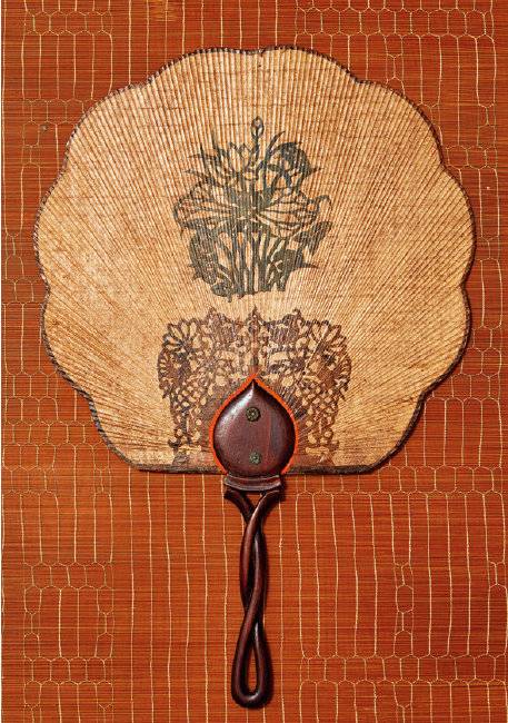 연엽미선(蓮葉尾扇). 조선시대 후기. 연꽃 문양은 전지 기법을 사용해 넣었다.