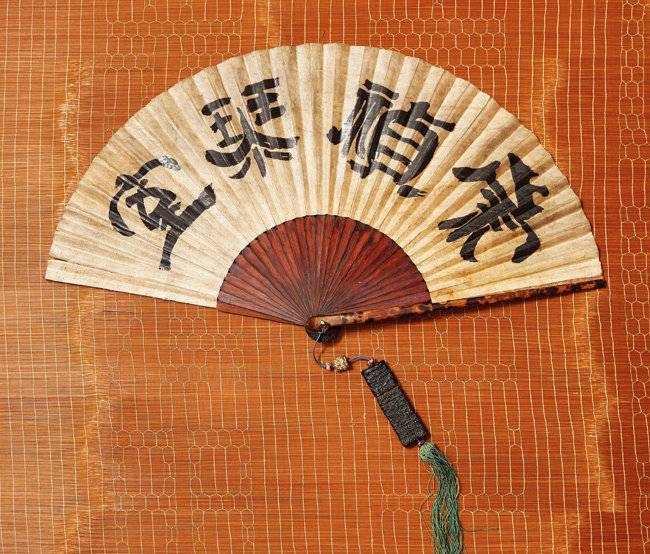 대모 접선. 조선시대. 거북 등 껍데기를 접선의 양쪽 끝에 사용해 만든 부채. 침통 선출이 달린 게 특이하다.