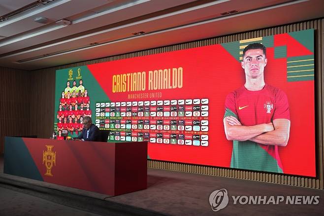 2022 카타르 월드컵 최종명단을 발표하는 산투스 포르투갈 대표팀 감독. [AP=연합뉴스]