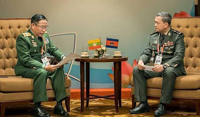 미얀마 군 장성을 만나고 있는 훈 마넷 캄보디아 육군 사령관 [일간 크메르타임스 사이트 캡처. 재판매 및 DB 금지]