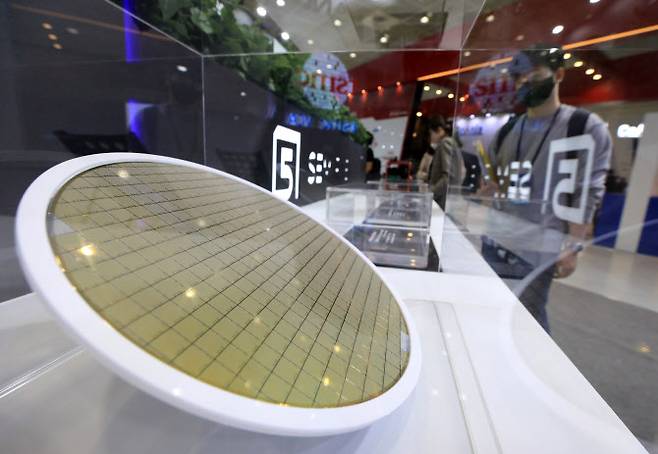 서울 강남구 코엑스에서 열린 반도체대전(SEDEX 2022)에 반도체 웨이퍼가 전시돼 있다. (사진=뉴스1)