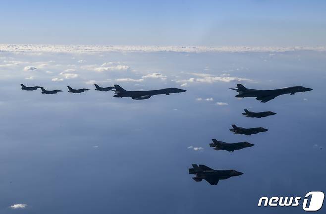 미국 공군 전략폭격기 B-1B '랜서' 2대가 5일 한반도 상공에 전개돼 미측 F-16 전투기 4대, 우리 공군 F-35A 스텔스 전투기 4대와 함께 훈련하고 있다. (합참 제공) 2022.11.5/뉴스1