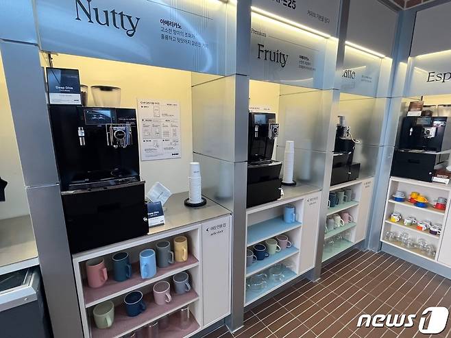 도어투성수 매장 초입에는 카페25 커피머신들이 진열돼 있다. ⓒ 뉴스1 신민경 기자