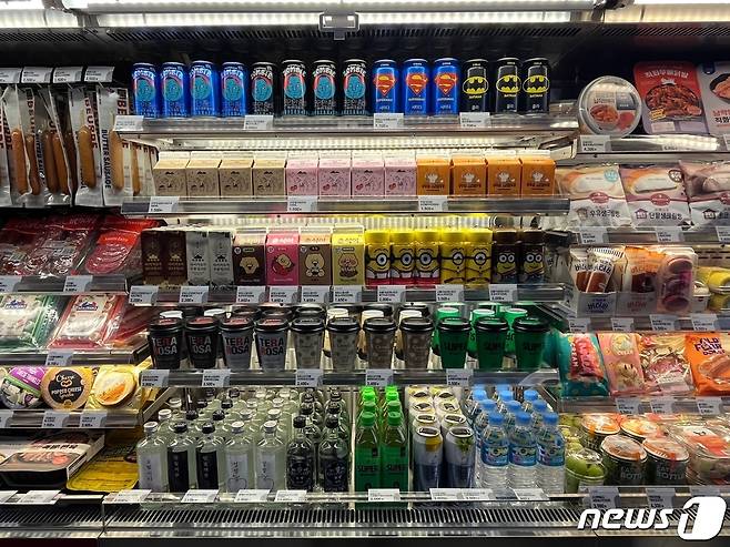 도어투성수 매장에 GS25 단독 상품들이 진열돼 있다. ⓒ 뉴스1 신민경 기자