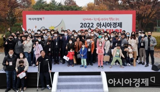 12일 경기 하남시 한국도로공사 수도권본부에서 열린 '2022 아시아경제 연비왕 대회' 개막식에서 심사위원들과 참가자들이 기념촬영을 하고 있다./김현민 기자 kimhyun81@