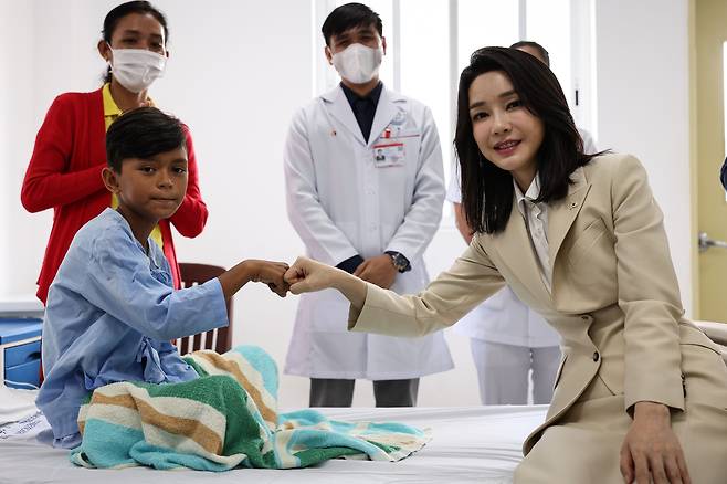 윤석열 대통령 부인 김건희 여사가 11일(현지 시각) 캄보디아 프놈펜 앙두엉 병원을 방문해 어린이 환자와 인사하고 있다. / 대통령실 제공