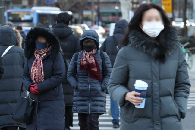 서울 광화문 네거리에서 시민들이 발걸음을 재촉하고 있다.ⓒ데일리안DB