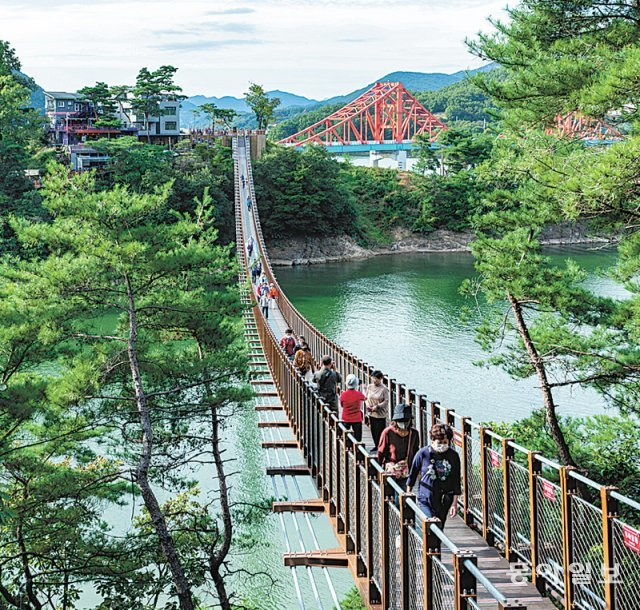 옥순봉을 가까이에서 감상할 수 있는 출렁다리(길이 222m)인데, 지난해 10월 개통 이후 68만3000명이 찾은 제천의 새 명소다.