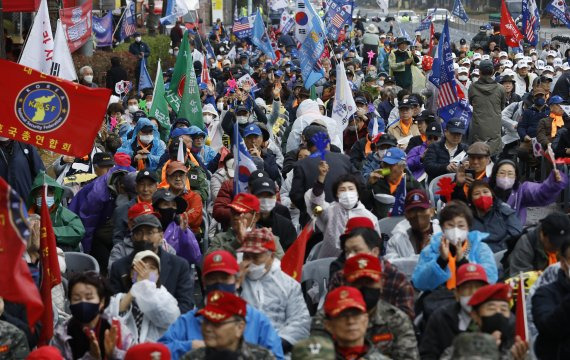 [서울=뉴시스] 고승민 기자 = 12일 서울 용산구 삼각지역 인근 도로에서 '신자유연대' 주최로 촛불행동 14차 촛불대행진의 맞불 집회가 열리고 있다. 2022.11.12. kkssmm99@newsis.com <저작권자ⓒ 공감언론 뉴시스통신사. 무단전재-재배포 금지.> /사진=뉴시스화상