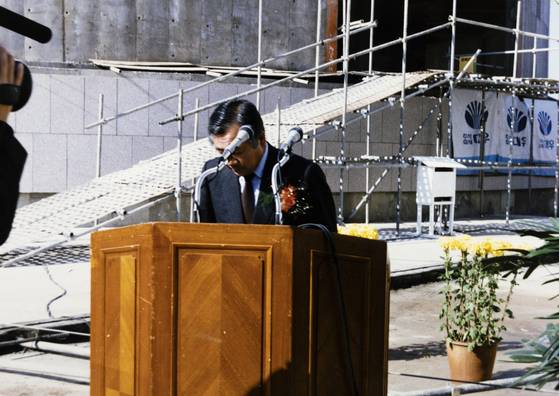 1985년 11월 15일 국립현대미술관 상량식에서 경과를 보고하는 필자(당시 문공부 기획관리실장). [사진 김동호]