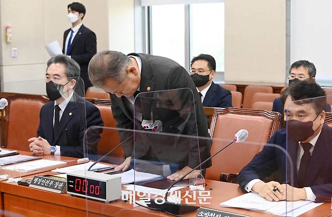 지난 1일 서울 여의도 국회에서 열린 행정안전위원회 전체회의에서 이상민 행정안전부 장관이 자신의 발언과 관련해 고개를 숙이고 있다. [성형주 기자]