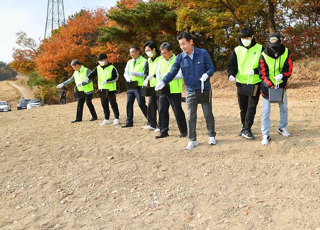 [울산=뉴시스]김영길 울산 중구청장과 전호환 동명대학교 총장 일행이 지난 11일 중구 다운목장 부지를 방문해 꽃양귀비와 안개초 씨앗을 뿌리고 있다. (사진=울산 중구 제공) photo@newsis.com  *재판매 및 DB 금지