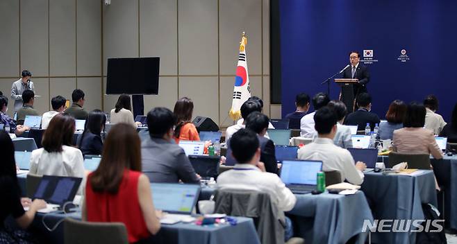 [프놈펜=뉴시스] 홍효식 기자 = 김성한 국가안보실장이 12일(현지시간) 프놈펜 오크우드 프리미어 호텔 프레스센터 내 중앙기자실에서 윤석열 대통령의 순방 일정 관련 브리핑을 하고 있다. 2022.11.12. yesphoto@newsis.com