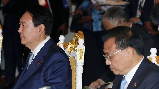 아세안+한중일 정상회의에 참석한 윤석열 대통령과 리커창 중국 총리 (사진=연합뉴스)