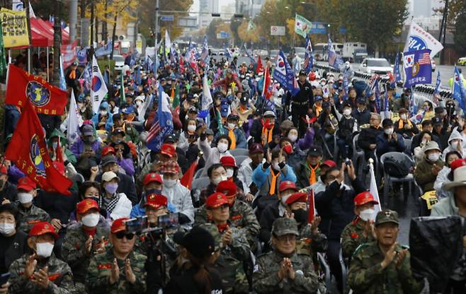 12일 서울 용산구 삼각지역 인근 도로에서 신자유연대 주최로 촛불행동 14차 촛불대행진의 맞불 집회가 열리고 있다. 뉴시스
