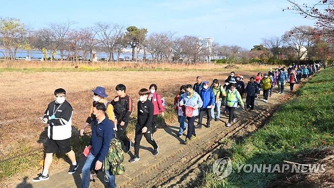 강릉 바우길 걸어요 (강릉=연합뉴스) 유형재 기자 = 12일 경포호를 중심으로 한 강릉 바우길에서 걷기 행사가 펼쳐져 가족과 친구, 연인, 동료 등 많은 시민이 호숫가를 걸으며 늦가을의 정취를 만끽하고 있다.
     2022.11.12 yoo21@yna.co.kr