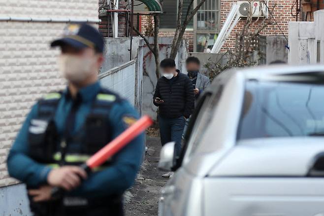 이태원 참사 당시 용산경찰서 정보계장 A씨가 자택에서 숨진 채 발견됐다. A씨는 이태원 핼러윈 축제 전 작성된 인파 우려 안전대책보고서를 참사 발생 이후 삭제한 의혹으로 특수본에 입건돼 수사를 받는 중이었다. 11일 오후 서울의 A씨 자택 앞에서 경찰 관계자들이 주변을 통제한 채 사고 수습을 하고 있다.(사진=뉴스1)