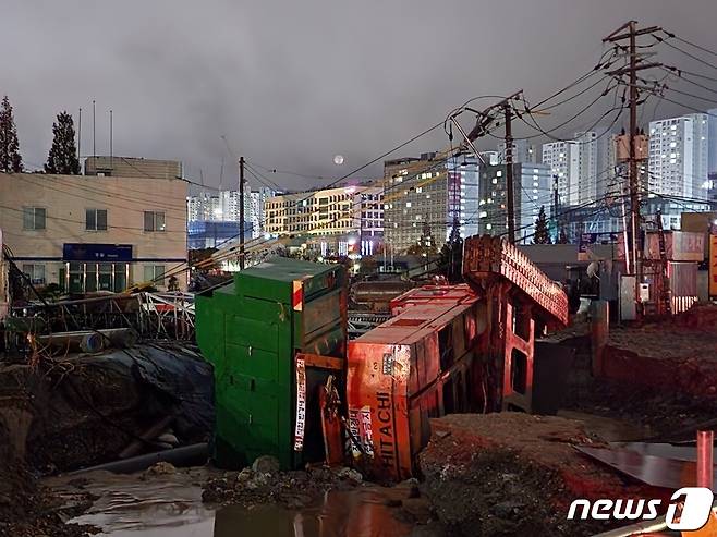 충남 천안시 백석동 장재천 일원에서 정비 작업을 위해 설치된 대형 크레인이 쓰러졌다.