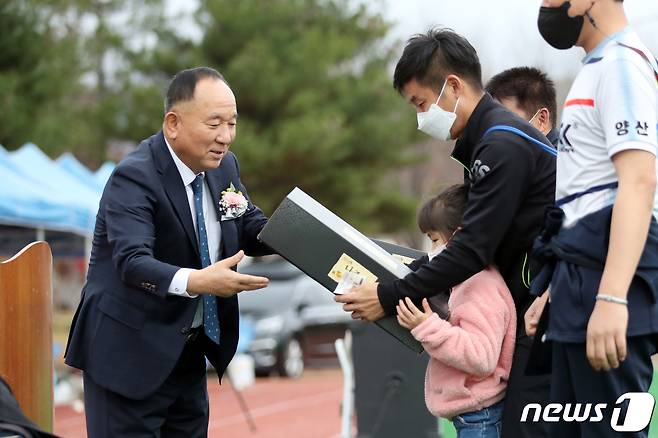 13일 오전 광주 북구 첨단체육공원에서 열린 제1회 광주·전남 족구인 한마당 대회에서 김상풍 뉴스1 광주·전남본부 대표가 참가자에게 경품을 전달하고 있다. 2022.11.13/뉴스1 ⓒ News1 정다움 기자