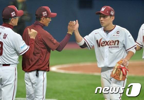 넥센 히어로즈 시절 서건창(오른쪽)과 염경엽 감독. 뉴스1 DB ⓒ News1 오대일 기자