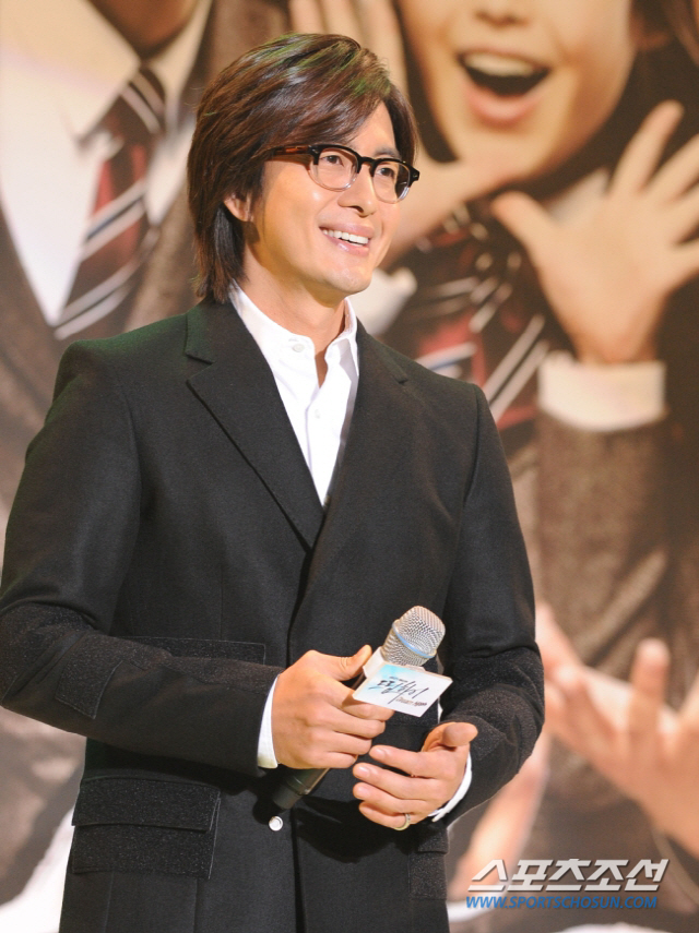 As the actor Bae Yong-joon was informed late that he had stopped operating his home page, he was putting weight on his retirement from the entertainment industry.One media reported that Bae Yong-joons home page domain was on sale on the 13th.Although he did not officially announce his retirement, Bae Yong-joon, who stopped performing in the entertainment industry for about 11 years after the KBS2 Drama Dream High special appearance and production in 2011, announced that he had stopped operating the home page late, .One entertainment official said, Bae Yong-joons symbolic home page is no longer managed.Bae Yong-joon has no management subject, and Bae Yong-joon is also an entertainer and has little interest in external activities. Bae Yong-joon, who made his debut with KBS2 Drama Greetings of Love in 1994, KBS2 Young Mans Sunny in 1995, KBS2 First Love in 1996, KBS2 Barefoot Youth in 1998, MBC Did We Really Love You, and MBC Hotelier in 2001.Since then, KBS2 Drama Winter Sonata has attracted viewers from all over Asia as well as Korea.Bae Yong-joon, who emerged as a first-generation Korean wave star, received a lot of attention especially in Japan, and was loved enough to have the nickname Yonsama.Bae Yong-joon, who showed off his influence as an Asian star by going back and forth between Korea and Japan, proved once again popular with MBC Drama Taegeungsa Shinki in 2007 with a highest audience rating of 31.9%.Bae Yong-joon, who temporarily suspended his acting career, married Park Soo-jin, an actor from Sugar Group in 2015, and at the same time, he continued his management Harvard Business School as a representative of entertainment company Keyeast Entertainment.However, after handing over Keyeast Entertainments Harvard Business School rights to SM Entertainment in 2018, it ended its entertainment business.Bae Yong-joon, who became the father of two children, planned to retire from the entertainment industry based on his marriage.Bae Yong-joon, who has not been active since investing in Blitzway, a start-up figure maker launched by Bae Yong-joons manager and Keyeast Entertainment in 2018.A few years ago, he moved to Hawaii with his wife, Park Soo-jin, and he retired from the home page, which was the only communication channel for fans.