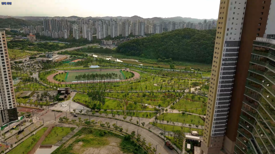 '힐스테이트 동탄역 센트릭' 주변 단지 사이로 보이는 여울공원 모습.[사진=현대건설]